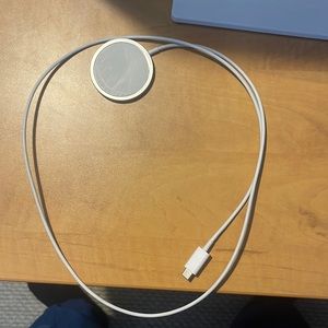 MagSafe charger (apple products only)